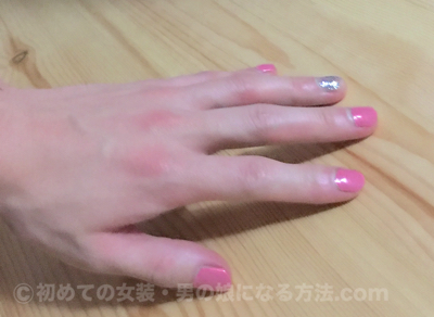 塗るマニキュアで女装した手